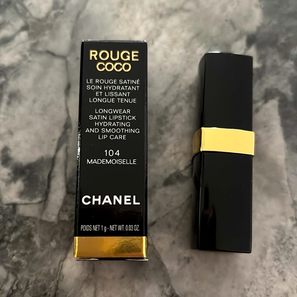 🔥 New 🔥 Rouge Coco Longwear Satin Lipstick (Size 1g)